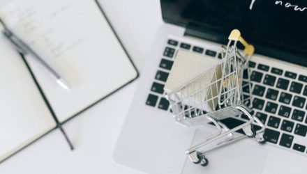 Sell out là gì? Chiến lược sell out vượt doanh số mùa sale
